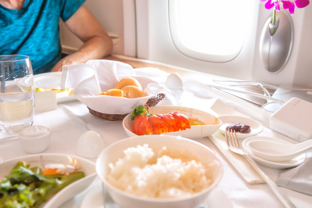 头等舱用餐图片下载