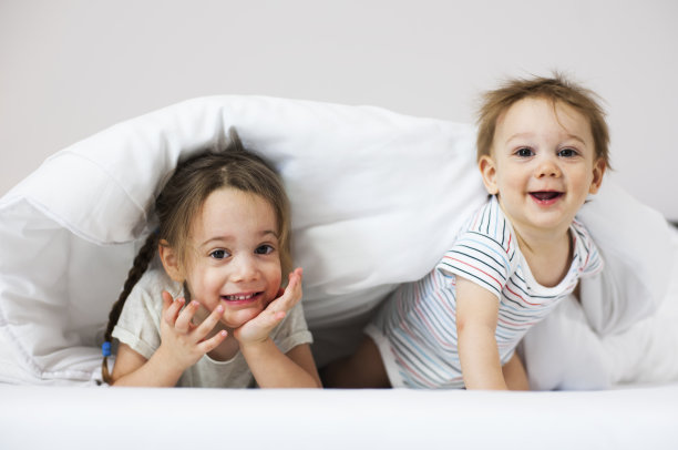 孩子们在床上图片下载