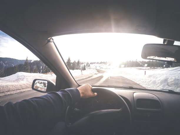 透过汽车的挡风玻璃看路图片下载
