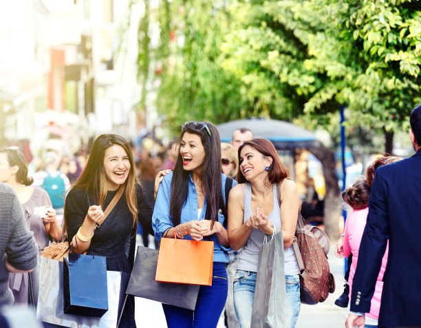 城市里年轻的购物朋友图片下载