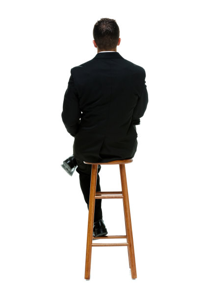 商人坐在凳子上的后视图图片下载