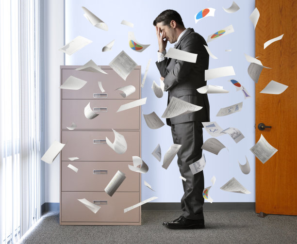 办公室里文书工作铺天盖地的商人图片下载