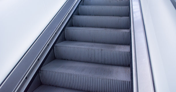 电梯背景与白色玻璃板图片下载