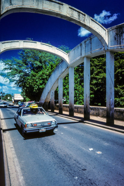 哈雷瓦的阿纳胡鲁小溪桥图片下载