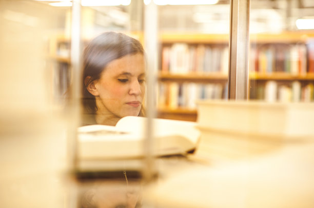 女人在图书馆找书，拷贝空间图片下载