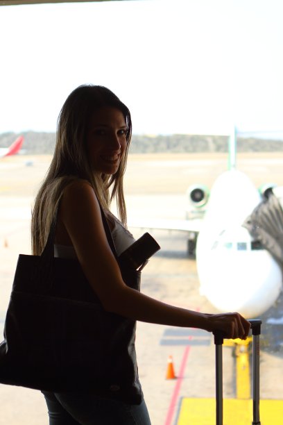 一位女士在机场候机图片下载