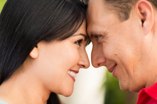 特写迷人的拉丁夫妇图片下载