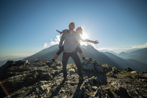 在山顶徒步的快乐情侣图片下载