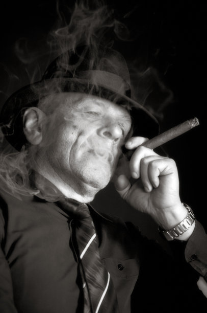 抽雪茄的帅老头图片下载