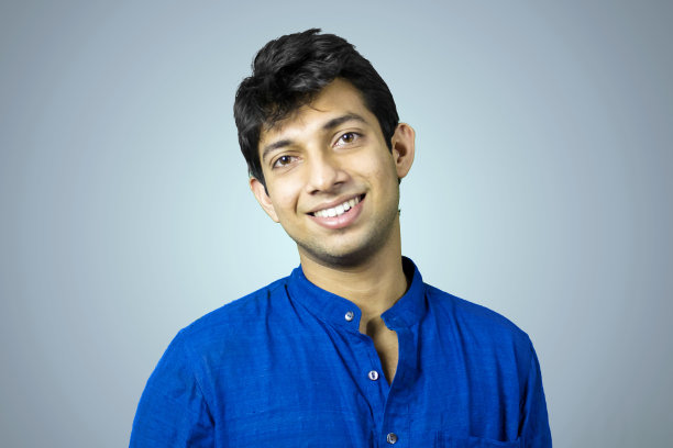 年轻人微笑着图片下载