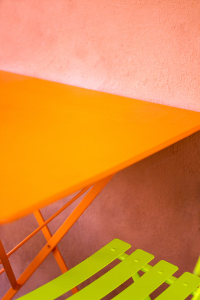 时尚，现代和充满活力的咖啡桌椅(特写)图片下载