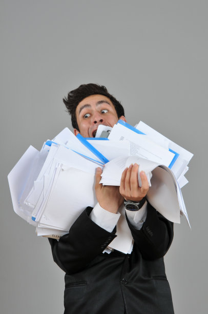惊慌失措地携带文件的忧心忡忡的商人图片下载