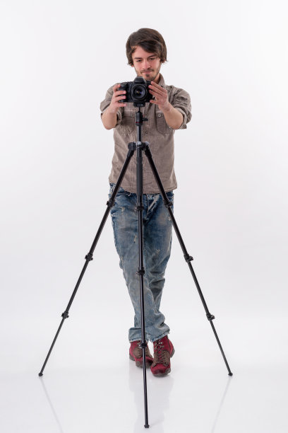 年轻人张开双手看着镜头图片下载