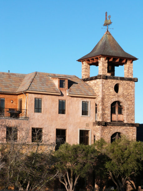 复古风格的商业办公楼外观与塔式城市建筑图片下载