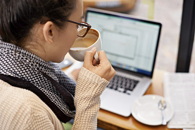 喝着咖啡，享受免费wifi图片下载