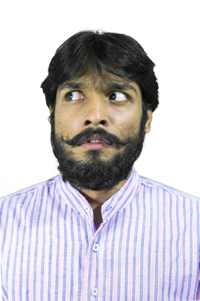 年轻人看向别处图片下载