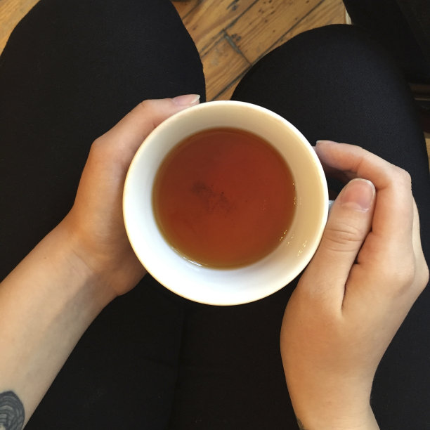 手握一杯茶图片下载