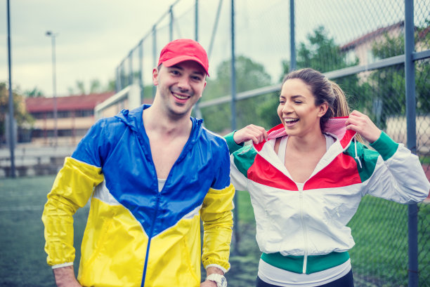 年轻夫妇在户外运动图片下载