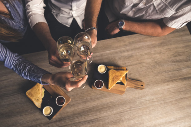 为今后的合作干杯!图片下载