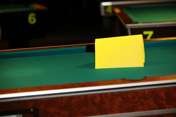 台球桌与空白黄牌图片下载