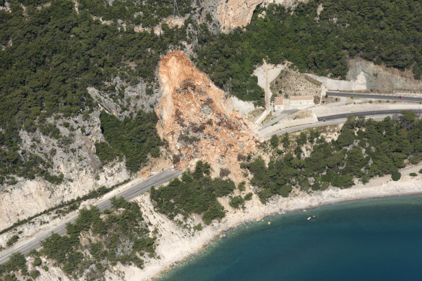 海边道路附近山体滑坡的航拍景色图片下载