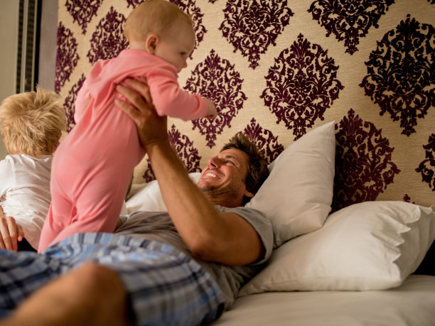 家庭在睡觉前一起在床上玩图片下载