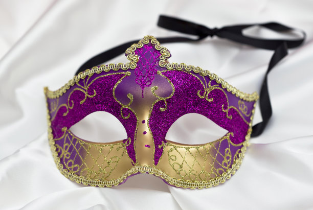 紫色的威尼斯面具，白色的丝绸背景图片下载