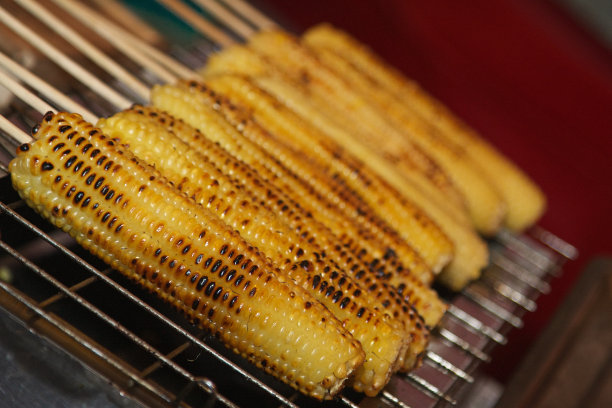 北京胡同里煮玉米棒图片下载