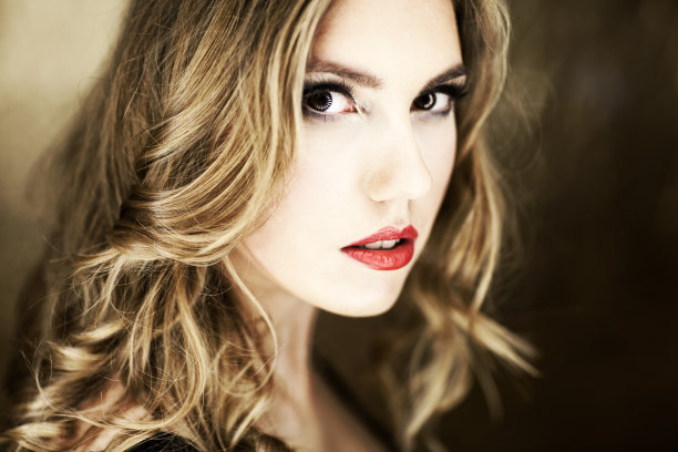 迷人金发女郎的肖像图片下载