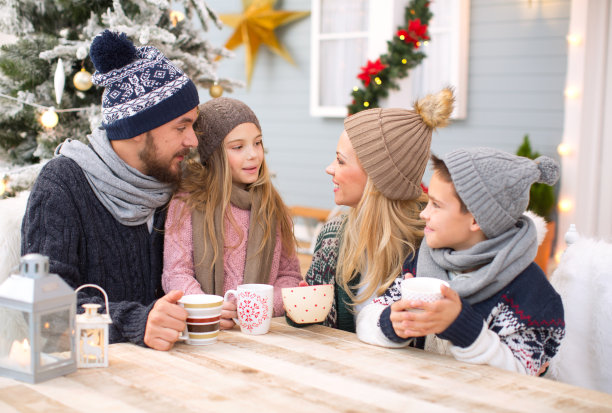 一家人在屋外享受热饮。图片下载