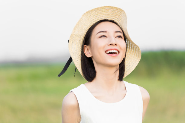 穿着白色裙子的女孩图片下载