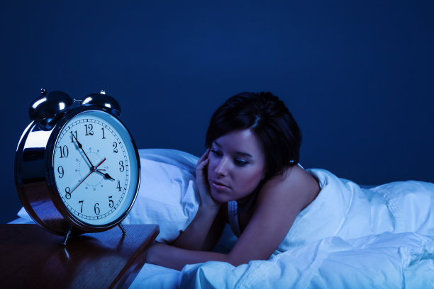 周一早上醒来的疲惫女人图片下载