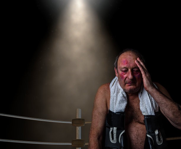 高级男子作为水洗拳击手图片下载