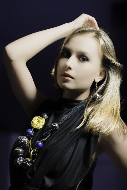 时装模特&项链图片下载