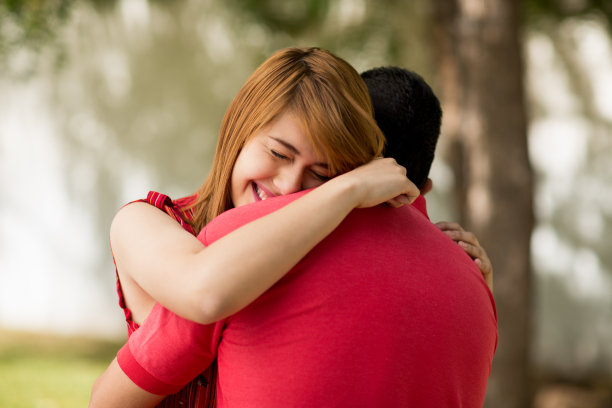 背影拉丁父亲拥抱小女儿笑图片下载