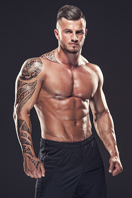 英俊的肌肉发达的男性图片下载