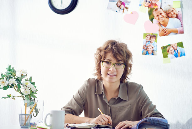 办公室里有创造力的女人图片下载