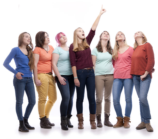 一群年轻女子抬头看图片下载