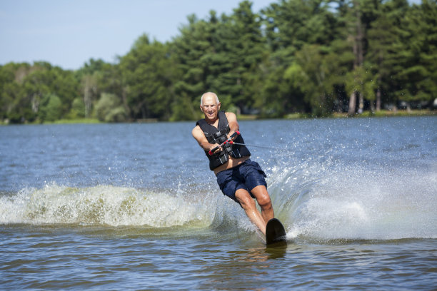 老年男子在夏湖上激流滑水图片下载