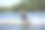 老年男子在夏湖上激流滑水图片下载