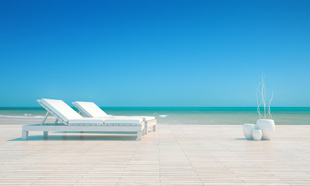 两把躺椅，豪华旅游度假区，热带海滩，明亮的灯光图片下载