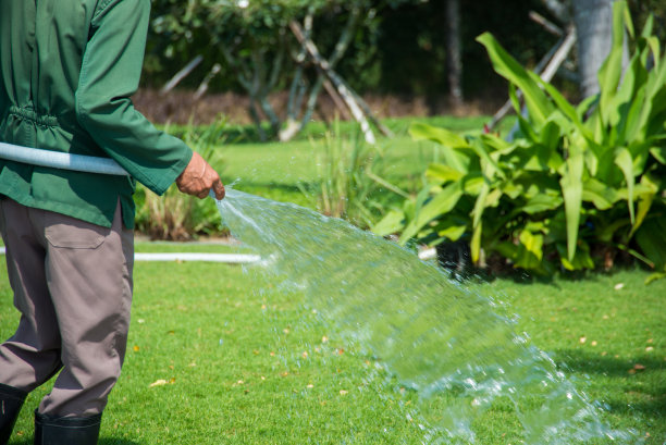 用水龙头浇草的人图片下载