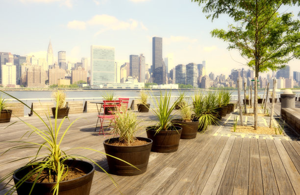 从路边咖啡馆看到的纽约天际线和联合国大楼图片下载