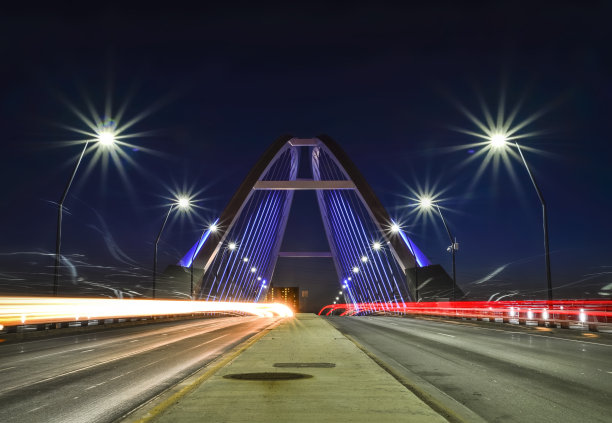 明尼阿波里斯市的洛瑞桥在夜晚被灯光照亮图片下载