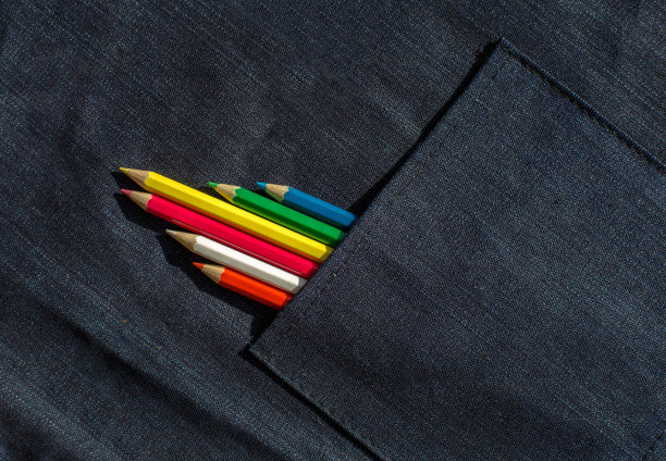 彩色铅笔在牛仔裤围裙口袋图片下载