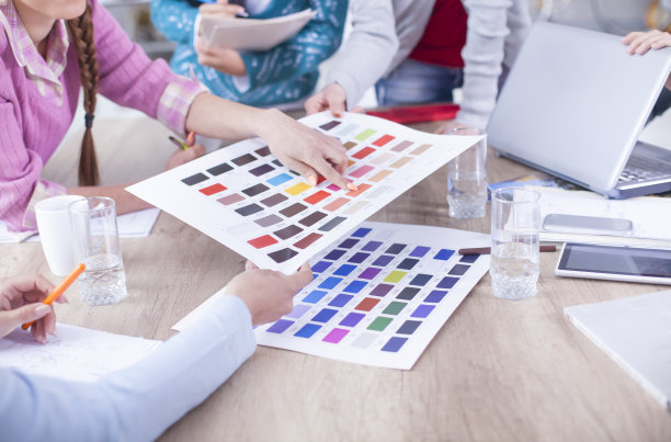 年轻设计师一起工作图片下载