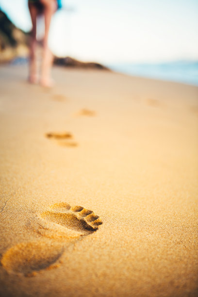 在海滩上散步素材图片