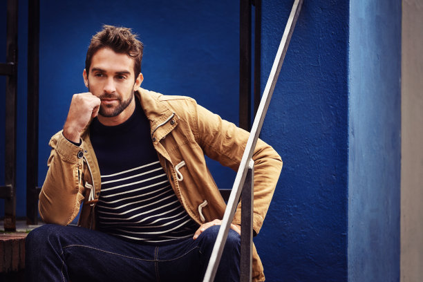 他总是在寻找最新的时尚图片下载