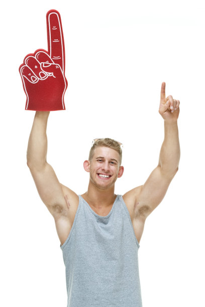 愉快的随意的男人欢呼图片下载