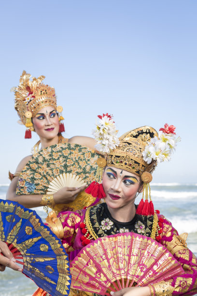 两名巴厘岛女舞者穿着传统服装与歌迷一起表演图片下载